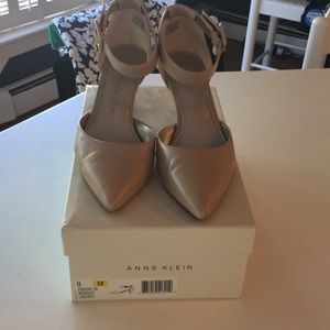 Anne Klein size 8 tan leather heels